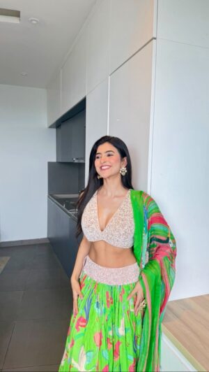 Snigdha Helenite Instagram - A green lehenga after agess🥺😍
@nautanky 
Jewellery @ehsaasjewellery 

#grwmreel #green #lehenga