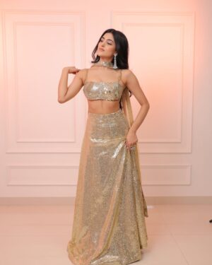 Snigdha Helenite Instagram - Can never say no to a gold lehenga☺️ @rabiyasavlaniofficial 

Jewellery @chinar_jewels 
Location @amaya.studios 🌷