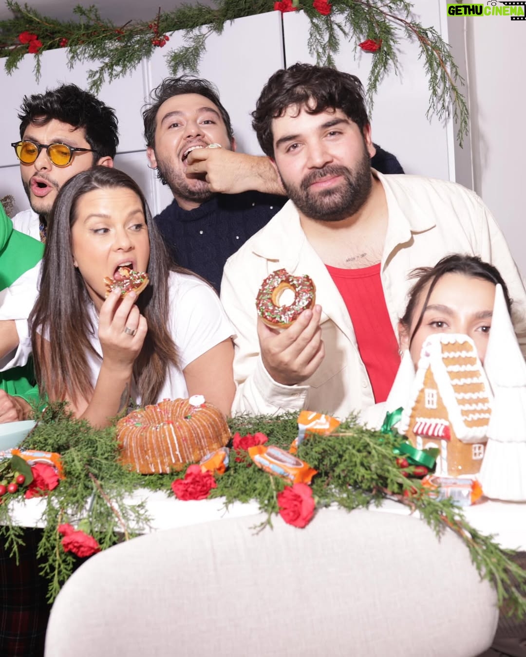 Sofia Castro - 233K Likes - Feliz navidad para todos ustedes yingol bel yingol bel yingol modafoka, de nuevo papi arca dándote lo que te toca 😍