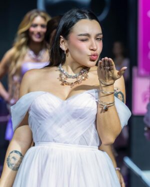 Sofia Castro Instagram - Un poco de modelaje, un poco de rostro, un poco de retención de líquidos, un poco de mujeres hermosas, un poco de joyería, un poco de parejas aspiracionales, un poco de lágrimas, un poco de animales salvajes, un poco de relajación, un poco de consejería, un poco de bikini, un poco de nuevas amistades💘💘💘💘