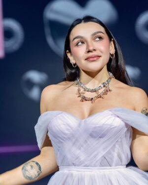 Sofia Castro Instagram - Un poco de modelaje, un poco de rostro, un poco de retención de líquidos, un poco de mujeres hermosas, un poco de joyería, un poco de parejas aspiracionales, un poco de lágrimas, un poco de animales salvajes, un poco de relajación, un poco de consejería, un poco de bikini, un poco de nuevas amistades💘💘💘💘