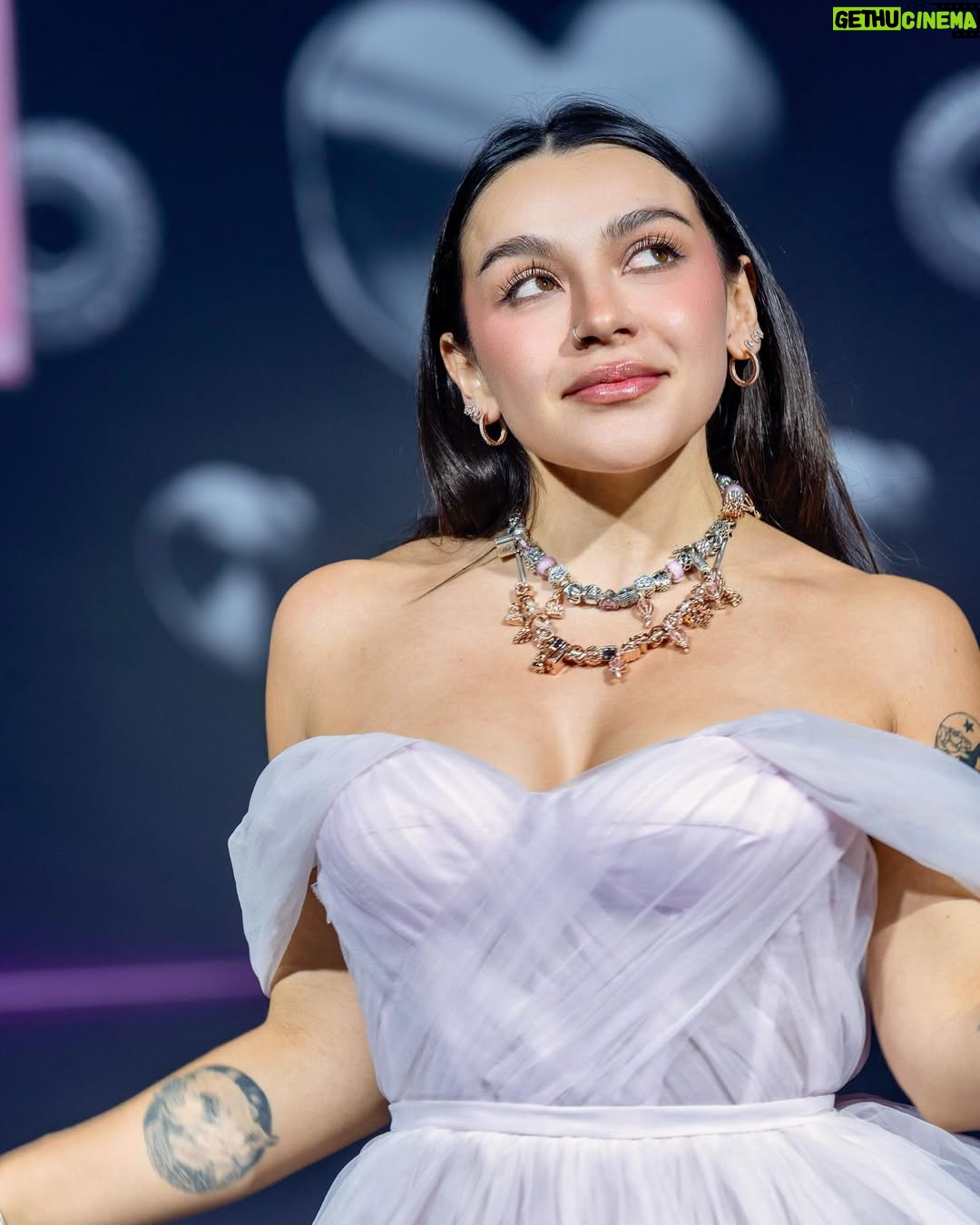 Sofia Castro - 269.5K Likes - Un poco de modelaje, un poco de rostro, un poco de retención de líquidos, un poco de mujeres hermosas, un poco de joyería, un poco de parejas aspiracionales, un poco de lágrimas, un poco de animales salvajes, un poco de relajación, un poco de consejería, un poco de bikini, un poco de nuevas amistades💘💘💘💘