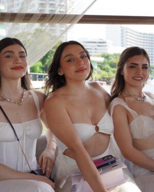 Sofia Castro Instagram - Un poco de modelaje, un poco de rostro, un poco de retención de líquidos, un poco de mujeres hermosas, un poco de joyería, un poco de parejas aspiracionales, un poco de lágrimas, un poco de animales salvajes, un poco de relajación, un poco de consejería, un poco de bikini, un poco de nuevas amistades💘💘💘💘