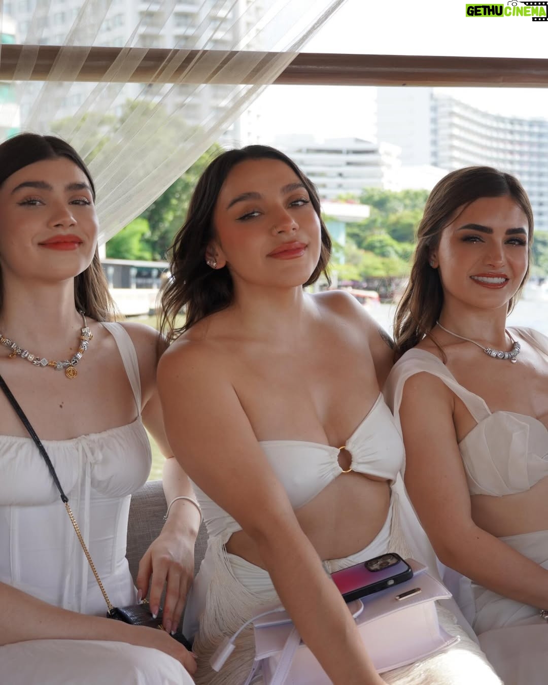 Sofia Castro - 269.5K Likes - Un poco de modelaje, un poco de rostro, un poco de retención de líquidos, un poco de mujeres hermosas, un poco de joyería, un poco de parejas aspiracionales, un poco de lágrimas, un poco de animales salvajes, un poco de relajación, un poco de consejería, un poco de bikini, un poco de nuevas amistades💘💘💘💘