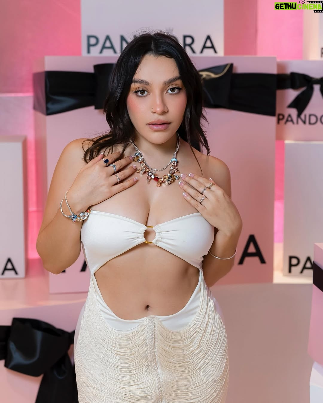 Sofia Castro - 269.5K Likes - Un poco de modelaje, un poco de rostro, un poco de retención de líquidos, un poco de mujeres hermosas, un poco de joyería, un poco de parejas aspiracionales, un poco de lágrimas, un poco de animales salvajes, un poco de relajación, un poco de consejería, un poco de bikini, un poco de nuevas amistades💘💘💘💘