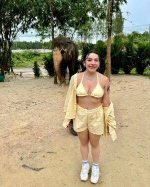 Sofia Castro Instagram - Un poco de modelaje, un poco de rostro, un poco de retención de líquidos, un poco de mujeres hermosas, un poco de joyería, un poco de parejas aspiracionales, un poco de lágrimas, un poco de animales salvajes, un poco de relajación, un poco de consejería, un poco de bikini, un poco de nuevas amistades💘💘💘💘