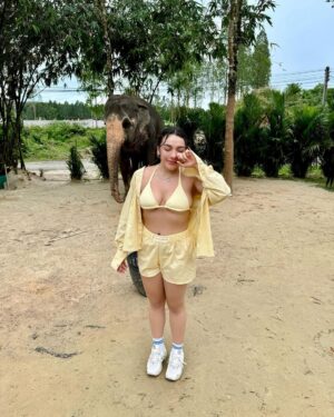 Sofia Castro Instagram - Un poco de modelaje, un poco de rostro, un poco de retención de líquidos, un poco de mujeres hermosas, un poco de joyería, un poco de parejas aspiracionales, un poco de lágrimas, un poco de animales salvajes, un poco de relajación, un poco de consejería, un poco de bikini, un poco de nuevas amistades💘💘💘💘