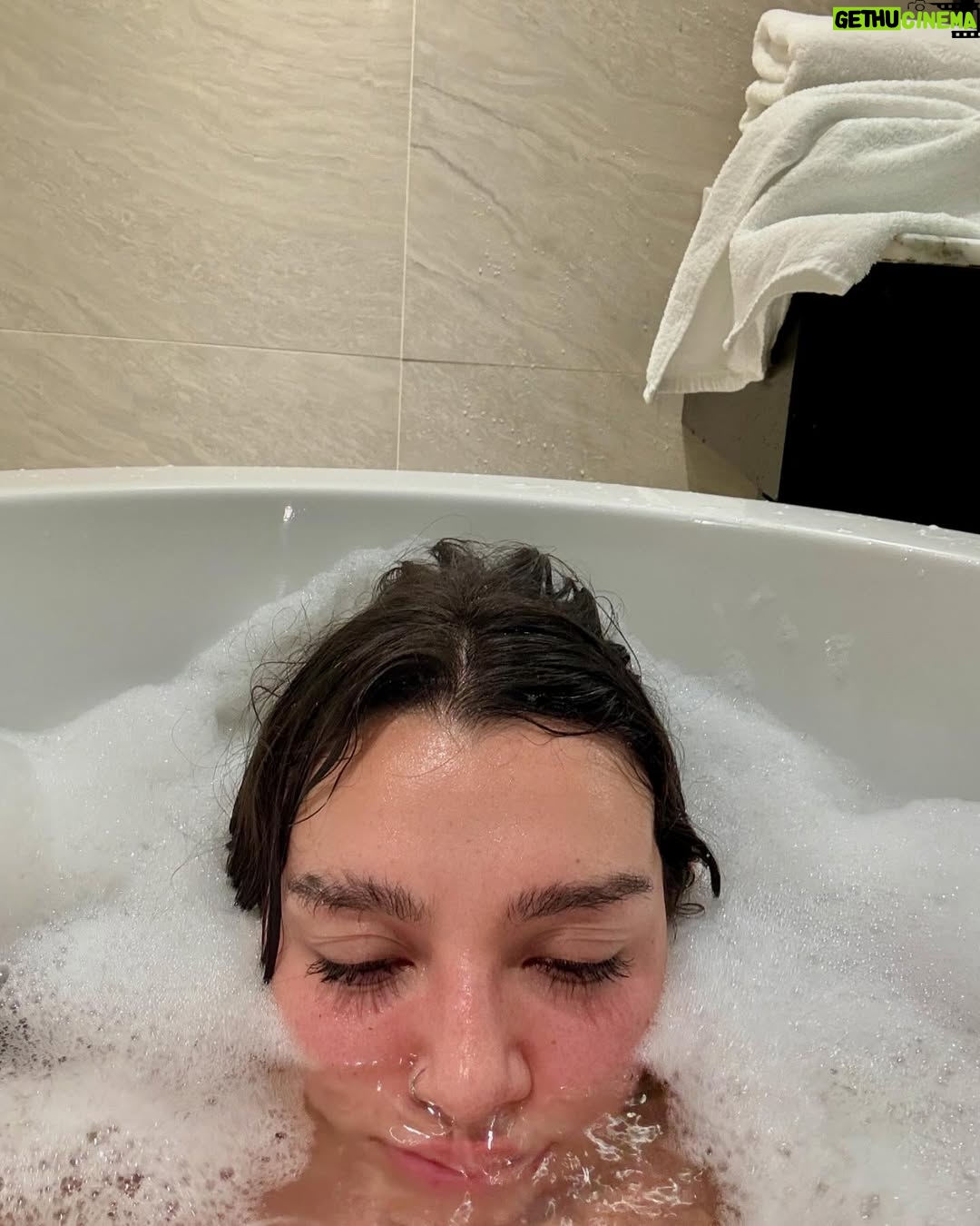 Sofia Castro - 269.5K Likes - Un poco de modelaje, un poco de rostro, un poco de retención de líquidos, un poco de mujeres hermosas, un poco de joyería, un poco de parejas aspiracionales, un poco de lágrimas, un poco de animales salvajes, un poco de relajación, un poco de consejería, un poco de bikini, un poco de nuevas amistades💘💘💘💘
