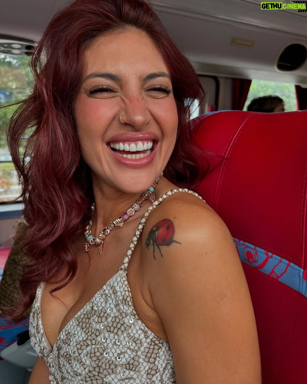Sofia Castro - 269.5K Likes - Un poco de modelaje, un poco de rostro, un poco de retención de líquidos, un poco de mujeres hermosas, un poco de joyería, un poco de parejas aspiracionales, un poco de lágrimas, un poco de animales salvajes, un poco de relajación, un poco de consejería, un poco de bikini, un poco de nuevas amistades💘💘💘💘
