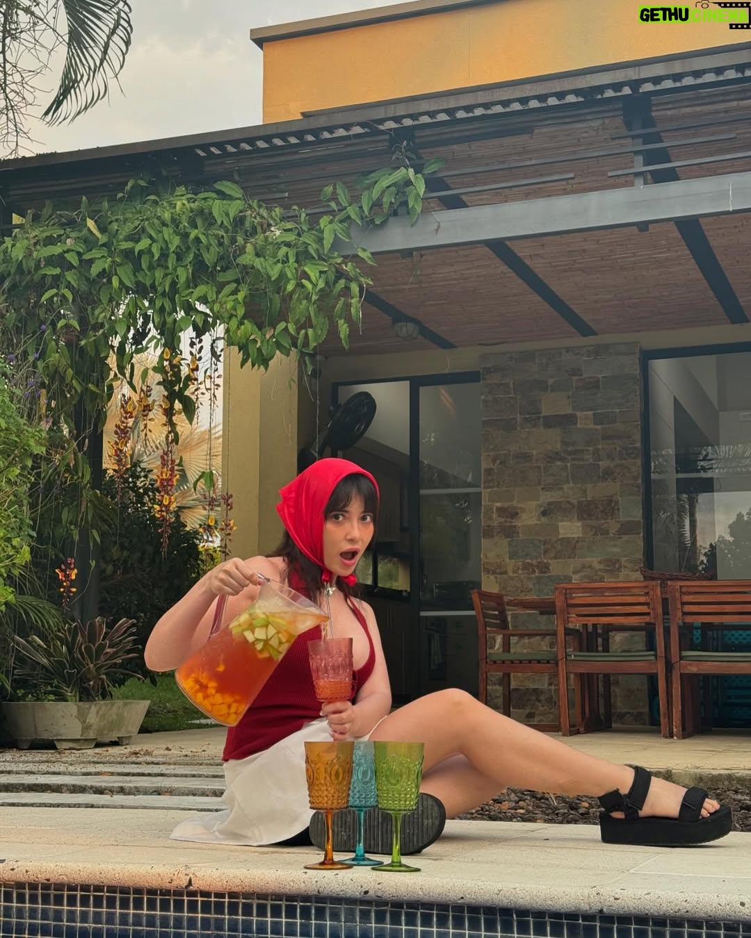 Sofia Castro - 294.2K Likes - Dueña de terrenos, propietaria de la finca, cosechante de cosechas.