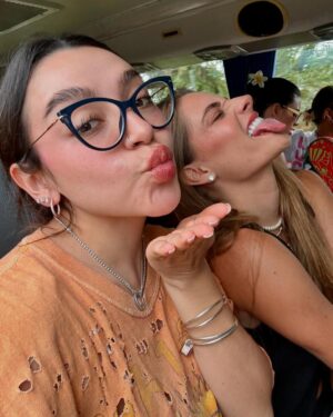 Sofia Castro Instagram - Un poco de modelaje, un poco de rostro, un poco de retención de líquidos, un poco de mujeres hermosas, un poco de joyería, un poco de parejas aspiracionales, un poco de lágrimas, un poco de animales salvajes, un poco de relajación, un poco de consejería, un poco de bikini, un poco de nuevas amistades💘💘💘💘