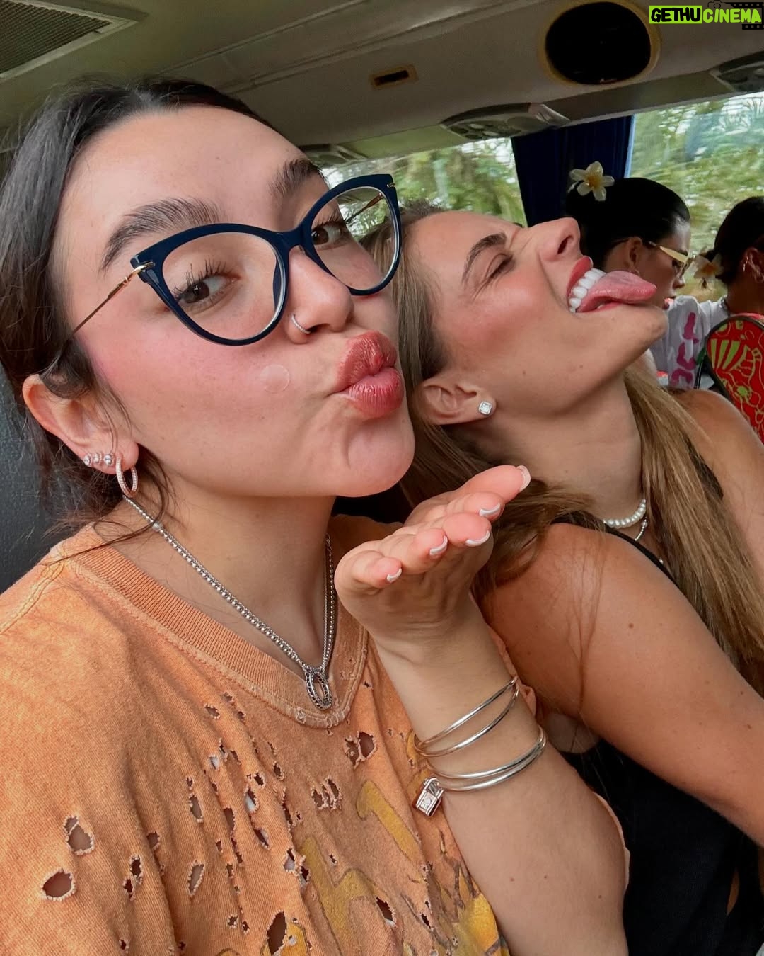 Sofia Castro - 269.5K Likes - Un poco de modelaje, un poco de rostro, un poco de retención de líquidos, un poco de mujeres hermosas, un poco de joyería, un poco de parejas aspiracionales, un poco de lágrimas, un poco de animales salvajes, un poco de relajación, un poco de consejería, un poco de bikini, un poco de nuevas amistades💘💘💘💘