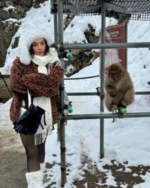 Sofia Castro Instagram - Y como hoy es el cumpleaños de mi mamá @frikitravelmx la llevo a hacer su plan favorito del mundo, ver macacos en Japón, claro que si como de que no ❤️🐒🌨️
