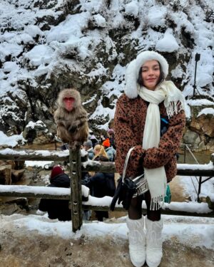 Sofia Castro Instagram - Y como hoy es el cumpleaños de mi mamá @frikitravelmx la llevo a hacer su plan favorito del mundo, ver macacos en Japón, claro que si como de que no ❤️🐒🌨️