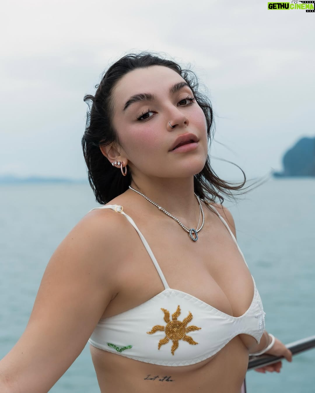 Sofia Castro - 272.9K Likes - Tú entiendes que es sentir que algo es tan perfecto que parece de mentiras??? 😍😍😍 @theofficialpandora #fromthailandwithlove #pandorasquad24 #pandoratakesthailand