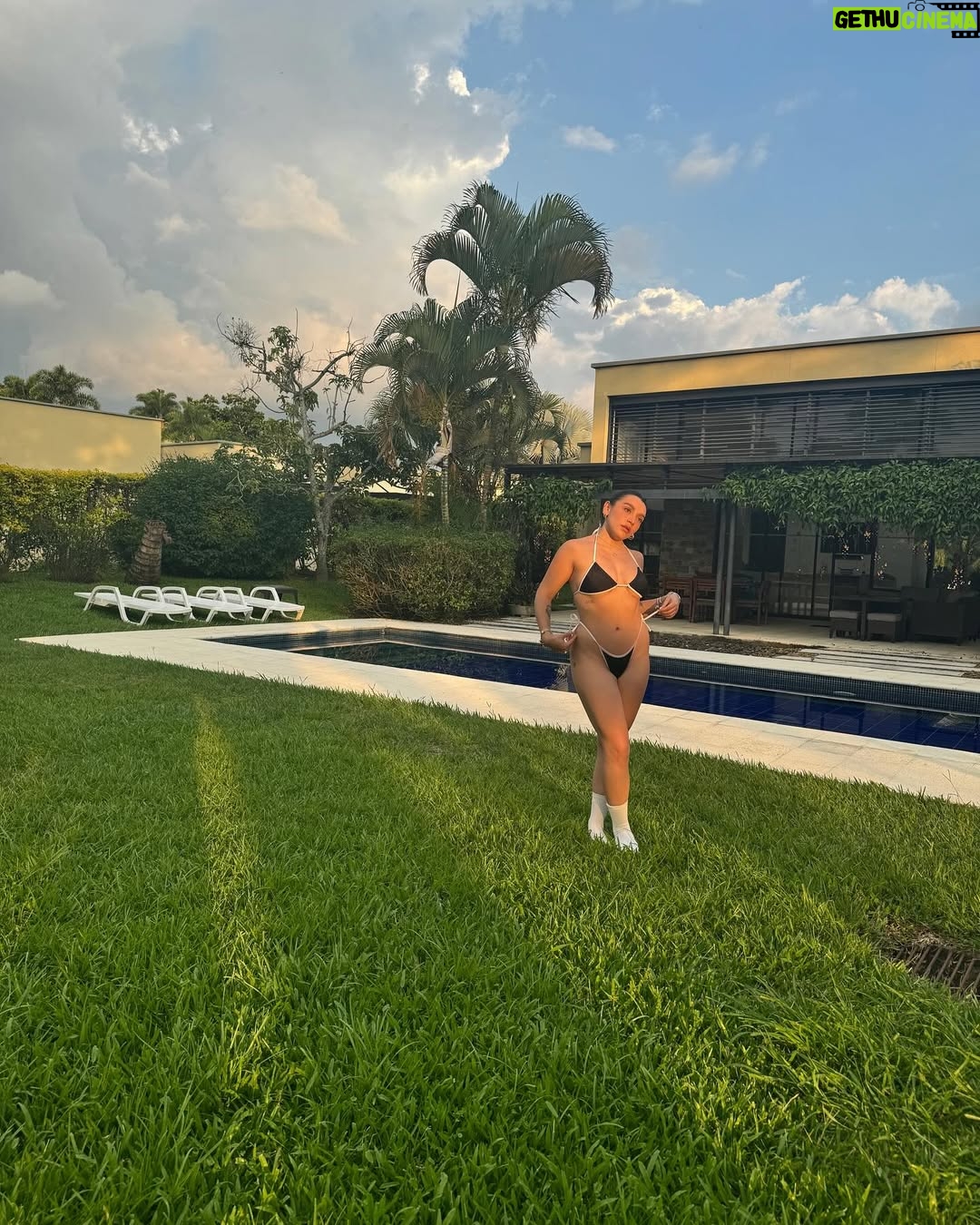 Sofia Castro - 294.2K Likes - Dueña de terrenos, propietaria de la finca, cosechante de cosechas.