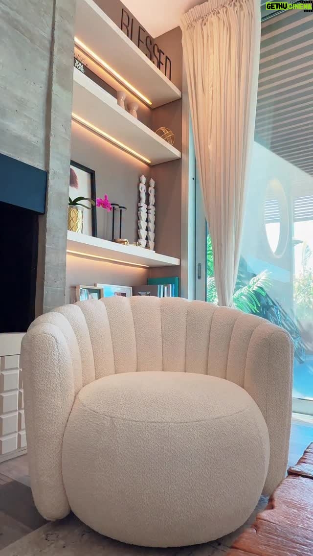 Sofía Zámolo - 3 Likes - Me encanta que mi 🏠 sea un hogar que transmite amor, armonía y paz. Cada espacio lo armo según lo que siento. Encontré este pieza que AMÉ y ya tiene su lugar en casa. 🤍 @boconceptargentina