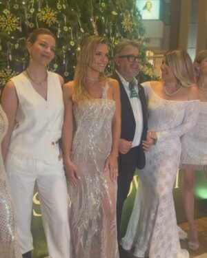 Sofía Zámolo Instagram - Hoy encendimos el🎄 más lindo de todo Buenos Aires, hecho por Swarovski 💎, lleno de estrellas de cristales hecho con más de 8 mil cristales, en Galerías Pacifico ! Fue impresionante, una tarde a puro brillo!!! ✨✨✨
@swarovski_argentina
@gabrielsafirsztein