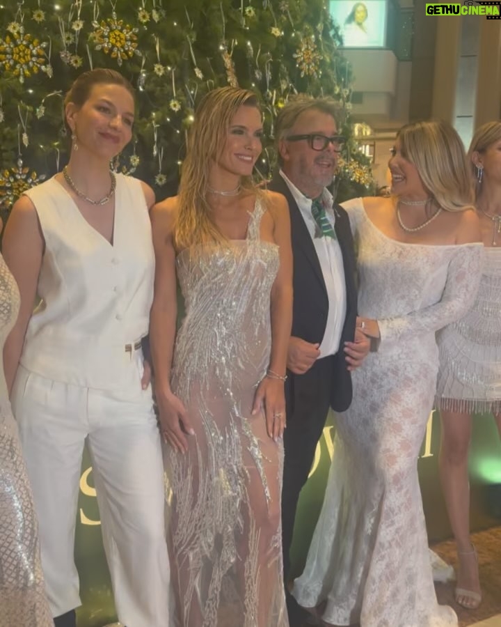 Sofía Zámolo - 9.2K Likes - Hoy encendimos el🎄 más lindo de todo Buenos Aires, hecho por Swarovski 💎, lleno de estrellas de cristales hecho con más de 8 mil cristales, en Galerías Pacifico ! Fue impresionante, una tarde a puro brillo!!! ✨✨✨
@swarovski_argentina 
@gabrielsafirsztein