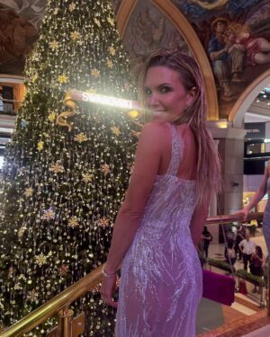 Sofía Zámolo Instagram - Hoy encendimos el🎄 más lindo de todo Buenos Aires, hecho por Swarovski 💎, lleno de estrellas de cristales hecho con más de 8 mil cristales, en Galerías Pacifico ! Fue impresionante, una tarde a puro brillo!!! ✨✨✨
@swarovski_argentina
@gabrielsafirsztein