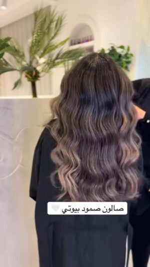 Somoud Alkandari Instagram - لما تكونين تبين نيووو لوك وصبغه ولون وصبغه بروفيشينال او اي شي بالشعر وين تروووحين ؟؟؟؟؟ اكيد صمود بيوتي 🤭🫣🫣
@somoudbeautysalon
متخيلين الزبونه شعرها كانت صابغته غامج بني غامج