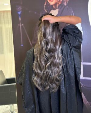 Somoud Alkandari Instagram - ما شاءلله شايفين شحلات الاكستينشن ونوعية الشعر 😍😍 الزبونه كان شعرها كاريه وما تبي تصبغه وتبي نيو لوك .. ركبنا لها اكستينشن ستيكرز وصبغنا الاكستينشن فقط واستخدمنا لها بوكسين بس الكثافه والطول يعقدون 😍😍 طبعا الشعر طبيعي ١٠٠ ٪ من براند صمود بيوتي الخاص بالصالون
لفو الشاشه يسار شوفو حاطه صورتين وشوفو شعر الزبونه قبل 😍😍
@somoudbeautysalon