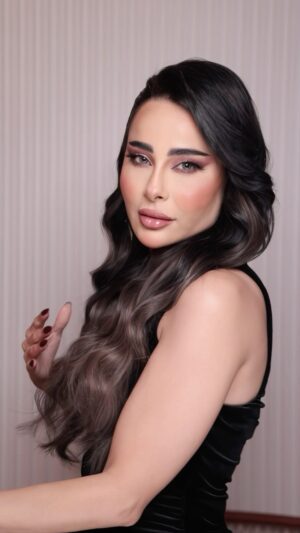 Somoud Alkandari Instagram - اللوك كامل بصالون صمود بيوتي ..
لون الشعر اسود وما ينصبغ وخفيف وغيرنا اللوك كامل بالاكستينشن صبغنا الاكستينشن وركبناه بطريقه ما يبين ابدا انه اكستينشن او الشعر خفيف او مو مصبوغ حتى التسريحه رافعين الجوانب ومو مبين الاكستينشن 😍😍
الميك اب والتسريحه وتركيب وصبغ الاكستينشن وتركيب الاظافر كله بصالون
صمود بيوتي ❤️
@somoudbeautysalon
@coloritq8