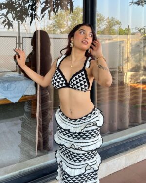 Somya Daundkar Instagram - Don’t look at the caption look at me 😛💗
Beautiful outfit from @closet.hues 🎀
Also recently got my hair coloured from @imranintou 💃🏻