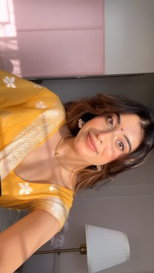 Somya Daundkar Instagram - Kashi diste me?💛
This song has my heart