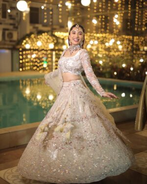 Somya Daundkar Instagram - Soft Bollywood moment💗 Twirling in joy✨
Captured by @vb_bagde_mr.photographer