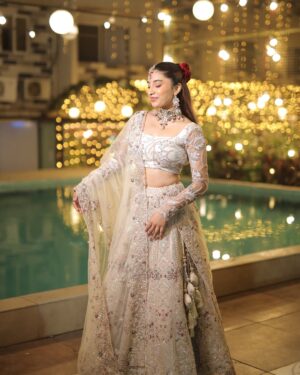 Somya Daundkar Instagram - Soft Bollywood moment💗 Twirling in joy✨
Captured by @vb_bagde_mr.photographer