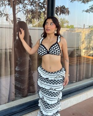 Somya Daundkar Instagram - Don’t look at the caption look at me 😛💗
Beautiful outfit from @closet.hues 🎀
Also recently got my hair coloured from @imranintou 💃🏻