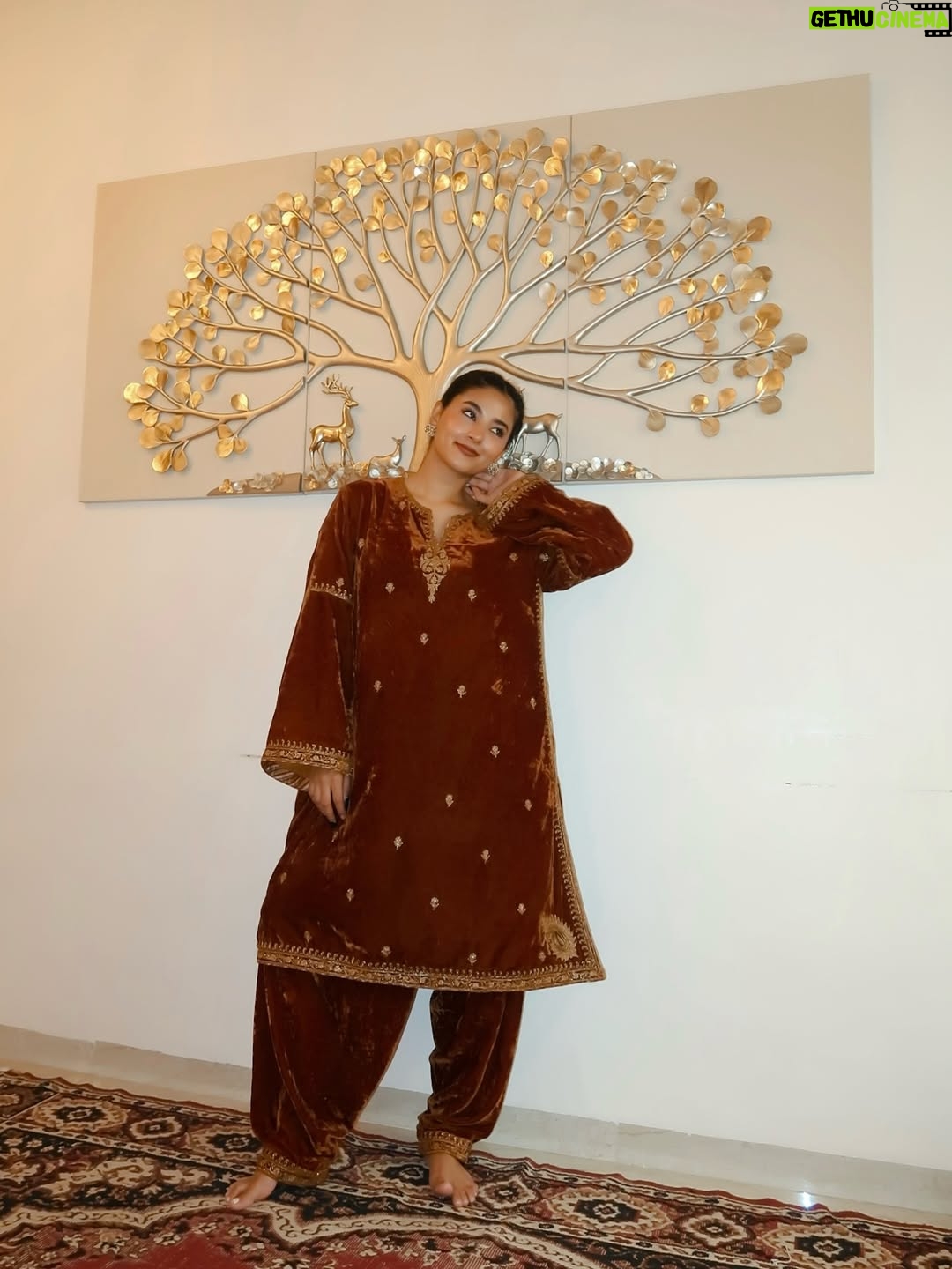 Somya Gupta - 18.5K Likes - Day 2 🧡

wearing @kalista.official @dipublicrelations 🫶🏻
