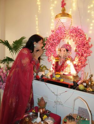 Somya Gupta Instagram - Best days are here ❤️
Ganpati Bappa Moryaa 🙏 🫶🏻
.
.
.
wearing this gorgeous set from @kalista.official 🫶🏻
@dipublicrelations