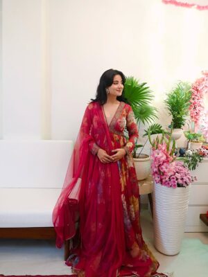 Somya Gupta Instagram - Best days are here ❤️
Ganpati Bappa Moryaa 🙏 🫶🏻
.
.
.
wearing this gorgeous set from @kalista.official 🫶🏻
@dipublicrelations