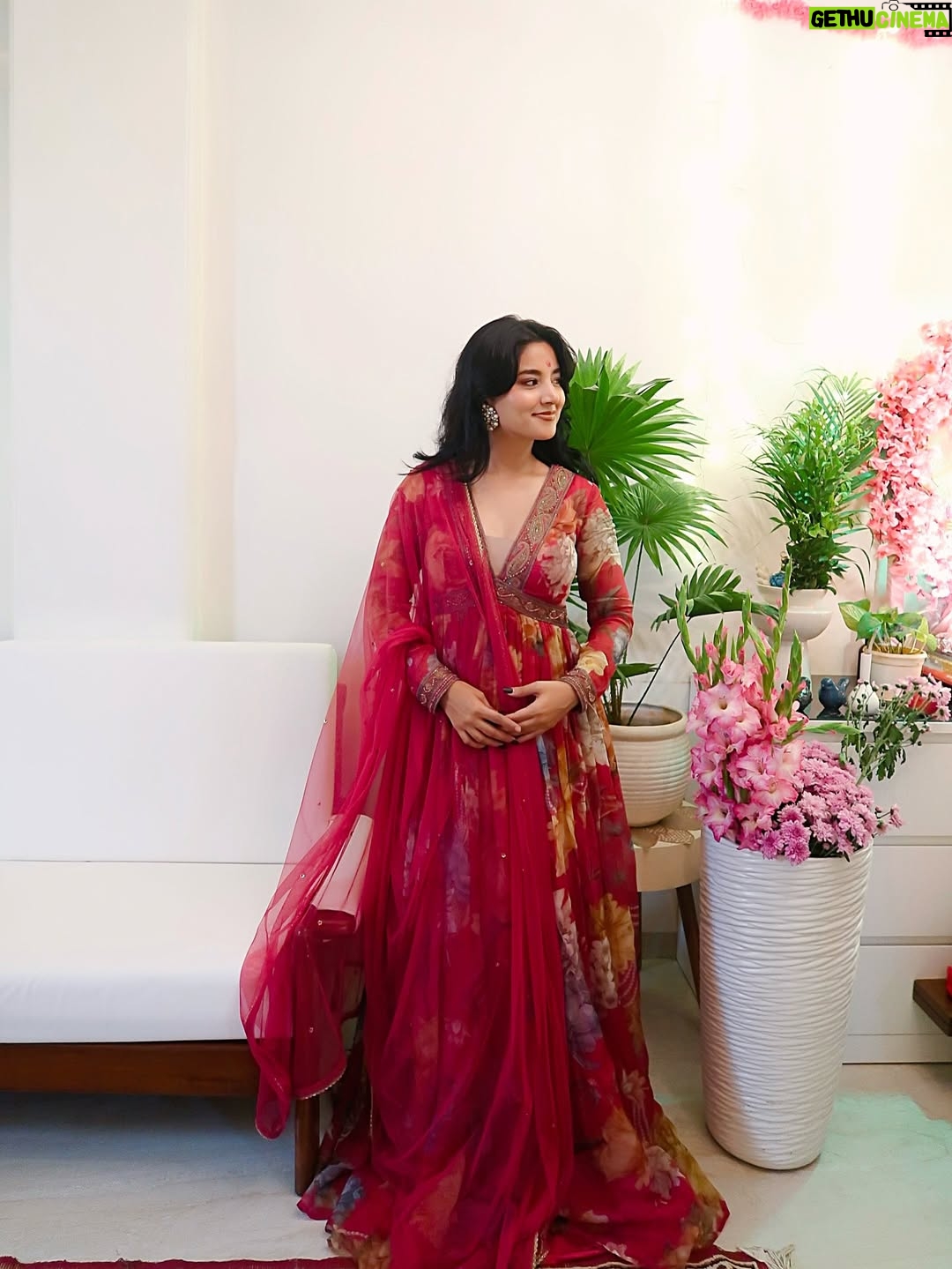 Somya Gupta - 49.8K Likes - Best days are here ❤️ 
Ganpati Bappa Moryaa 🙏 🫶🏻
.
.
.
wearing this gorgeous set from @kalista.official 🫶🏻
@dipublicrelations