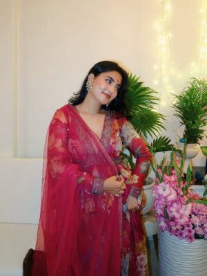Somya Gupta Instagram - Best days are here ❤️
Ganpati Bappa Moryaa 🙏 🫶🏻
.
.
.
wearing this gorgeous set from @kalista.official 🫶🏻
@dipublicrelations