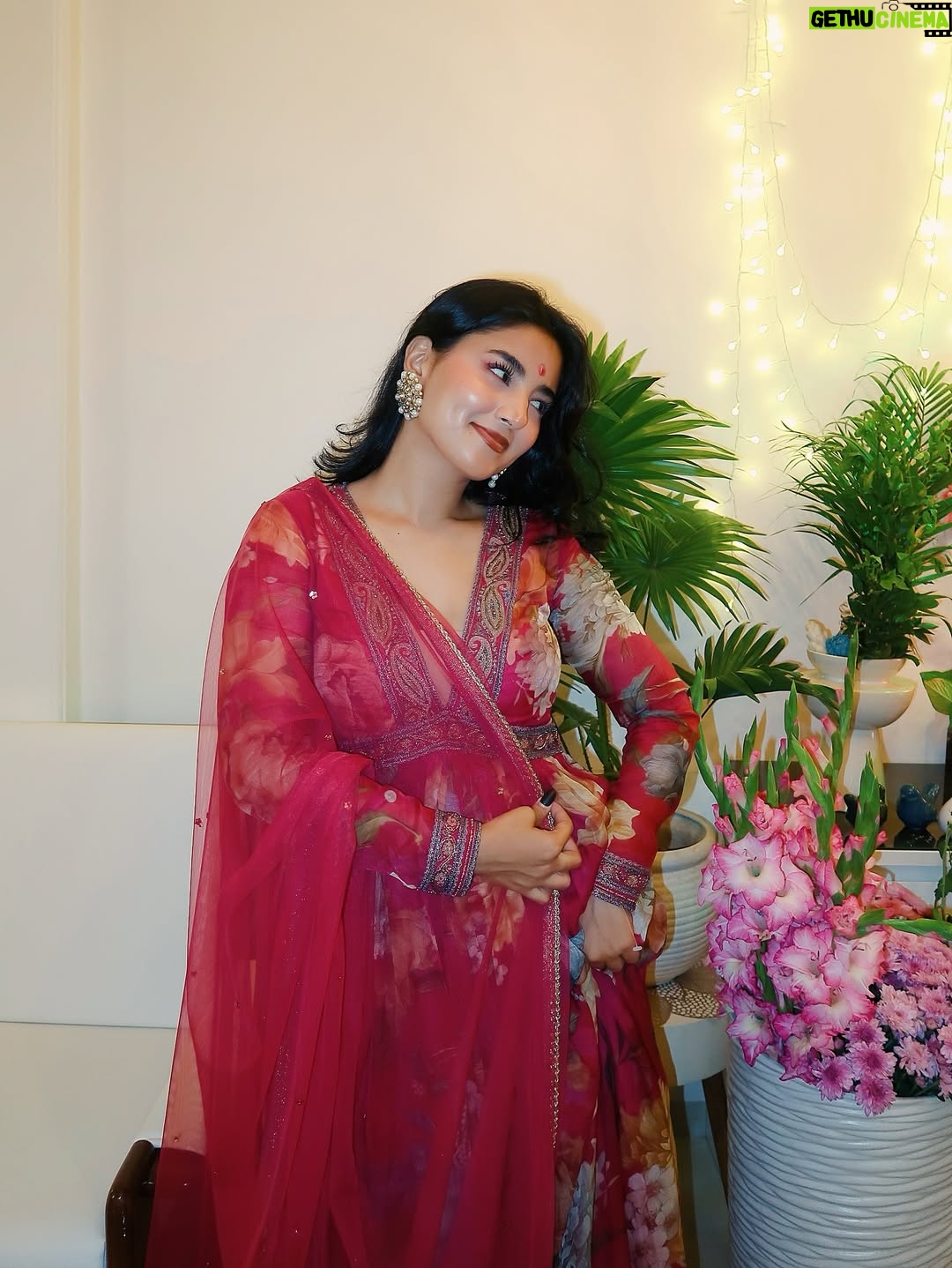 Somya Gupta - 49.8K Likes - Best days are here ❤️ 
Ganpati Bappa Moryaa 🙏 🫶🏻
.
.
.
wearing this gorgeous set from @kalista.official 🫶🏻
@dipublicrelations