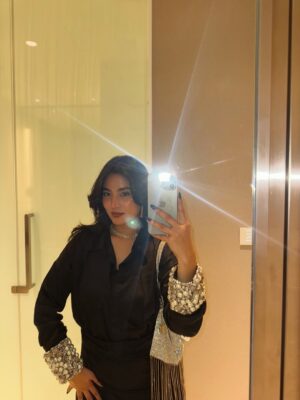 Somya Gupta Instagram - 🪩🩶
wearing @nouria_official
necklace @swarovski
earrings @amyshehab_official
bag @lavieworld X @manishmalhotra05