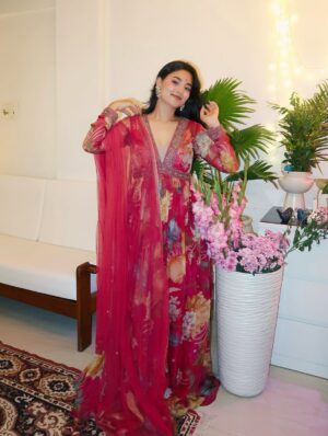 Somya Gupta Instagram - Best days are here ❤️
Ganpati Bappa Moryaa 🙏 🫶🏻
.
.
.
wearing this gorgeous set from @kalista.official 🫶🏻
@dipublicrelations