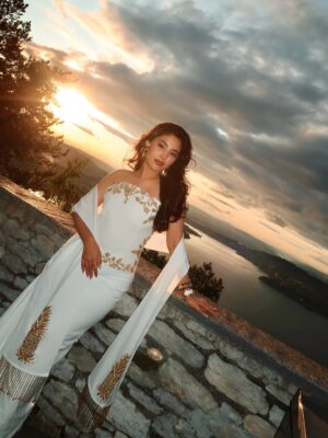 Somya Gupta Instagram - Gala nights & good hair ✨✨ @pantene_india @pantene
wearing @masabagupta 🤍
.
.
.
#Pantene80Years #Pantene, #PanteneHair #Collab