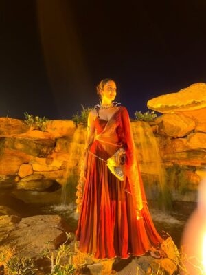 Sonali Kukreja Instagram - ✨ Firsts always become the best memories ,felt like the perfect shubharambh <3 ✨
Couldn’t have asked for a better look – wearing @kalavruti by nishitakathiria (thank you for creating it on such short notice!) 💫
Styled with love by @puja_prajapati 🌸