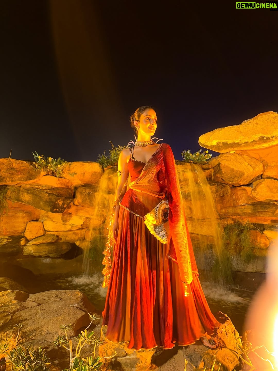 Sonali Kukreja - 2.7K Likes - ✨ Firsts always become the best memories ,felt like the perfect shubharambh <3 ✨

Couldn’t have asked for a better look – wearing @kalavruti by nishitakathiria (thank you for creating it on such short notice!) 💫
Styled with love by @puja_prajapati 🌸