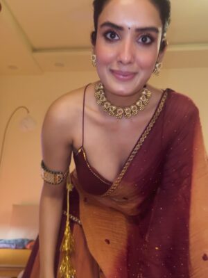 Sonali Kukreja Instagram - ✨ Firsts always become the best memories ,felt like the perfect shubharambh <3 ✨
Couldn’t have asked for a better look – wearing @kalavruti by nishitakathiria (thank you for creating it on such short notice!) 💫
Styled with love by @puja_prajapati 🌸