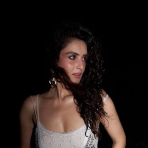 Sonali Kukreja Instagram - Cosmic chaos ✨🌌🌙🪐💫
Makeup : me 🙋♀️
Hair : beach did her thing 💁♀️
Outfit Thrifted @bornglamorous_ 🫶🏻