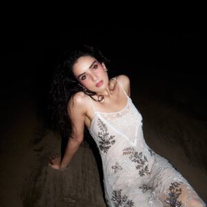 Sonali Kukreja Instagram - Cosmic chaos ✨🌌🌙🪐💫
Makeup : me 🙋♀️
Hair : beach did her thing 💁♀️
Outfit Thrifted @bornglamorous_ 🫶🏻