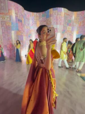 Sonali Kukreja Instagram - ✨ Firsts always become the best memories ,felt like the perfect shubharambh <3 ✨
Couldn’t have asked for a better look – wearing @kalavruti by nishitakathiria (thank you for creating it on such short notice!) 💫
Styled with love by @puja_prajapati 🌸