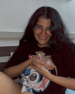Sonali Priya Instagram - weāre loving motherhood š
weāre not holding the same kitten
itās three different onesssss
our cat birthed one for each of us š§š»āāļøš§š»āāļøš§š»
@indiapost_dop
#petsofindia