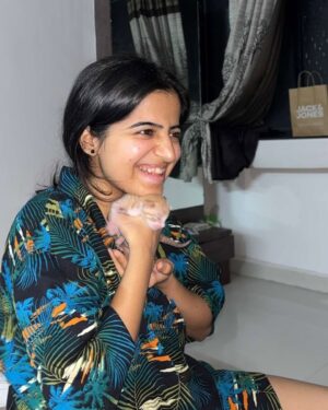 Sonali Priya Instagram - weāre loving motherhood š
weāre not holding the same kitten
itās three different onesssss
our cat birthed one for each of us š§š»āāļøš§š»āāļøš§š»
@indiapost_dop
#petsofindia
