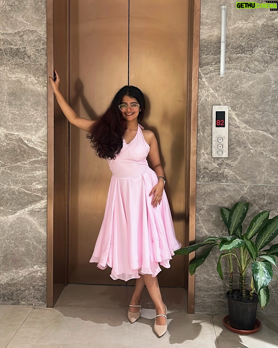 Sonali Priya - 20.2K Likes - new dress banau tab tak yeh wali hi ache se dekh lo🍬👛🎀
.
.
.
.
.
.
.
.
#stitch #stitching #stitchersgonnastitch #sewing #artist #fashion #fashionstyle #fashionblogger #fashiondesigner #sewingisfun #dress #cottagecoreaesthetic #summerdress #halterdress #pinkdress🎀
